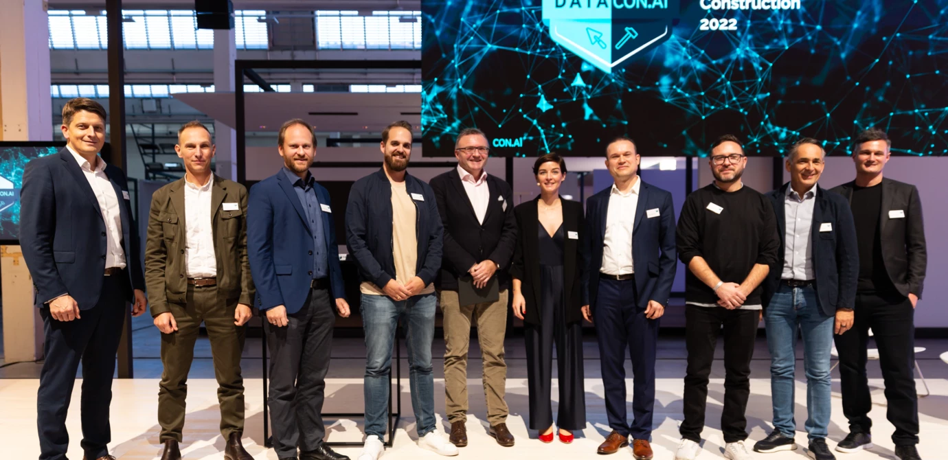 Speaker und Gastgeber der DataCon 2022 im Zumtobel Lichtforum Dornbirn (v.l.): Thomas Ölz (Zumtobel Group), Philipp Dohmen (Amberg Group), Gerhard Höfinger, Marco Xaver Bornschlegl (beide STRABAG), Thomas Pöll (SOLID – Wirtschaft und Technik am Bau), Stephanie Hollenstein (Rhomberg Bau), Uwe Schönfelder (Goldbeck), Brian Ringley (Boston Dynamics), Hubert Rhomberg und Manuel Eugster (beide Rhomberg Bau). Online dabei (nicht am Bild): Sarah Buchner (Trunk Tools) und Jan-Hendrik Goldbeck (Goldbeck).  